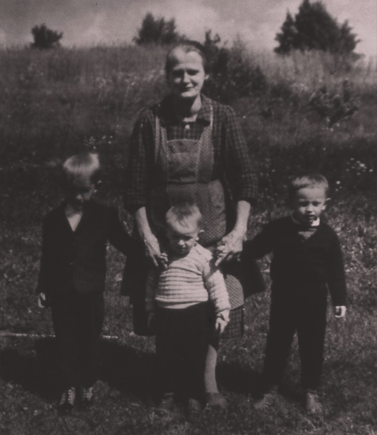 Originalfoto einer Mutter mit ihren drei Kindern im Freien